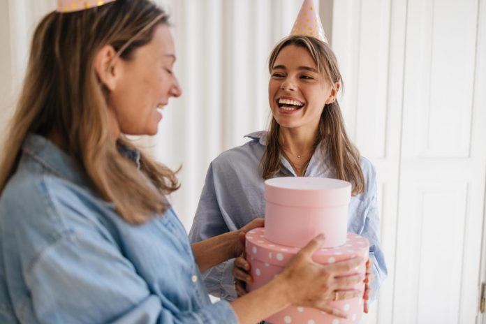 Ce cadou îi faci mamei tale de ziua ei_ 4 idei de cadouri care o vor face fericită